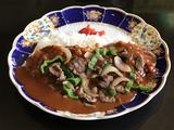 画像: 明智町の昼食は、恵那市のご当地グルメ「えなハヤシ」。特産の寒天や豚肉を使ったルーが自慢だ。ちなみに恵那は、「ハヤシライス」の考案者にゆかりがある土地柄なのだとか。岩村藩の藩医から横浜の病院長を務めたひとりの医師が、患者のために滋養豊富で美味しく、簡単にできる料理として考えつき、明治初期にかけて評判になったのだという。ちなみにその医師の名が、早矢仕有的(はやし ゆうてき)だった。
