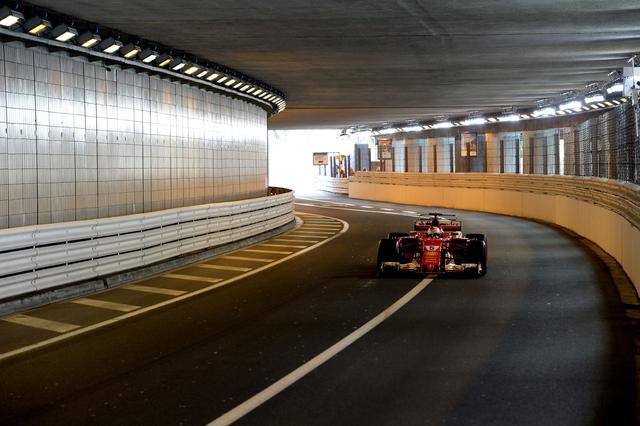 画像: 逆転で優勝を飾ったヴェッテル。これでハミルトンの差は25点に拡大。レース後、「早すぎたライコネンのピットストップはチームの作戦だったのではないか」という声もあった。