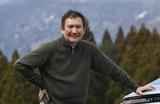 画像: 案内人 石川芳雄 自動車評論家。日常生活と密着した実用的で楽しい乗り物としてクルマをとらえ、さまざまな目線からその魅力を語ってくれる。自動車専門誌「モーターマガジン」(毎月1日発行)では、ロングツーリングで旅の楽しさも伝える「日本自動車紀行」を不定期にて連載中。行き先からコース設定まで、お任せ! で安心できる「遠乗りの達人」である。日本カー オブ ザ イヤー選考委員。