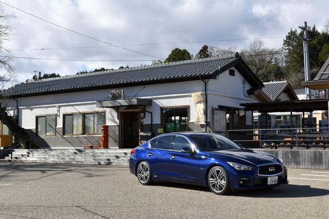 画像: スカイライン60周年記念の特別装備は、室内をスポーティに引き締めるブラックルーフトリム、より上質でデザインも豪華なセミアニリン本革シート、木目の美しいオープンポアウッドトリム、マットブラッククロームフィニッシャーなど。2017年の9月まで受注を受け付けている。
