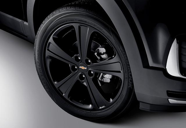 画像: 特別装備の19インチブラックペインテッドホイール。タイヤサイズは235/50R19で、標準モデルと同じ。