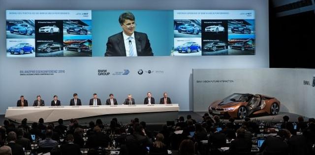 画像: 新しい8シリーズが「歴史的セールスアイテム」として位置付けられる背景にあるのが、BMWが2016年3月に発表した、戦略的方向性「Strategy NUMBER ONE > NEXT」だ。そこでは電動化、デジタル化という大きな変革の波に飲み込まれようとしている次世代モビリティにおいても、BMWというブランドが、プレミアムな商品とプレミアムなサービスを提供し続けていくことが宣言されている。
