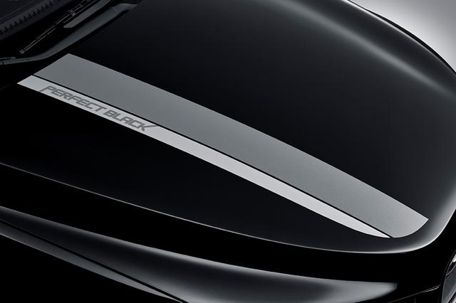 画像: ボンネット(エンジンフード)の専用デカール。「PERFECT BLACK」のロゴデザインが入れられる。