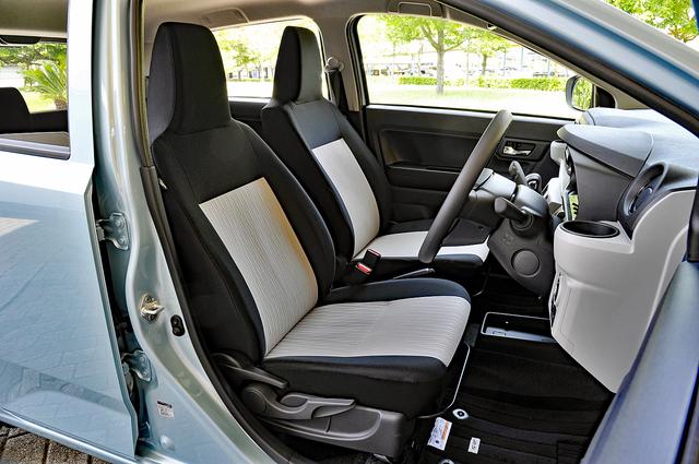 画像: ヘッドレスト一体型の採用で軽量化に貢献しているフロントシート。運転席はシートリフター付き。