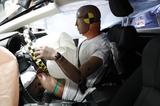 画像: オフセット衝突でのダミー人形。見た目は損傷がない。また運転席側/助手席側ともにドアが開いたことを確認。