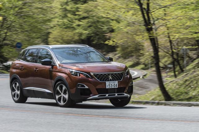 画像: 試乗車は、3008のGTライン デビューエディション。厚みのあるフロントマスクと大型グリルの組み合わせで、本格的なSUVらしいオシの強さをしっかりアピールしている。搭載されるエンジンは直4 1.6L ターボで、165ps、240Nmのスペック。FWDのみの設定だが、ヒルディセント機能を備えた「アドバンスドグリップコントロール」によって、優れた悪路走破性を誇る。