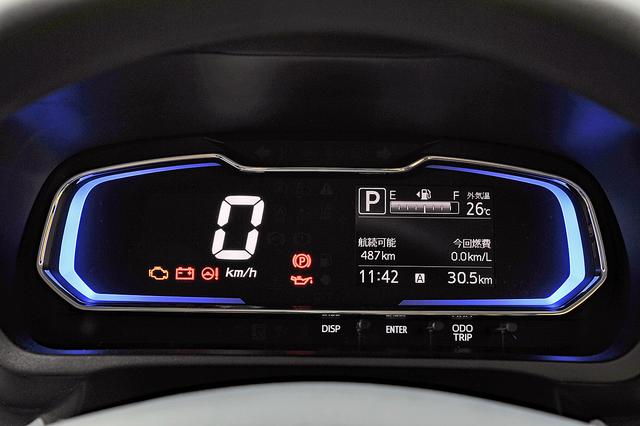 画像: デジタルメーターはシンプルで見やすい。燃費の良い運転をすると、イルミネーションはブルーからグリーンに変わる。