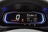 画像: デジタルメーターはシンプルで見やすい。燃費の良い運転をすると、イルミネーションはブルーからグリーンに変わる。