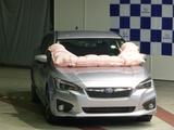 画像: インプレッサ/XVに全車標準装備する歩行者保護エアバッグ。危険性の高いピラー部をエアバッグでカバーする。