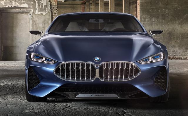画像: 非常に薄型の「BMWレーザーヘッドライト」は、それ自体がフロントマスクの中でもっとも「スポットライト」を当てられるべきパーツかもしれない。大型のサイドエアインテークはカーボンフィンでつなげられ、圧倒的なパフォーマンスの片鱗をアピールしている。