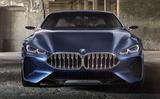 画像: 非常に薄型の「BMWレーザーヘッドライト」は、それ自体がフロントマスクの中でもっとも「スポットライト」を当てられるべきパーツかもしれない。大型のサイドエアインテークはカーボンフィンでつなげられ、圧倒的なパフォーマンスの片鱗をアピールしている。