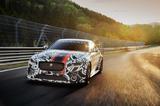 画像: フロントには5L V8スーパーチャージャーエンジンを搭載。