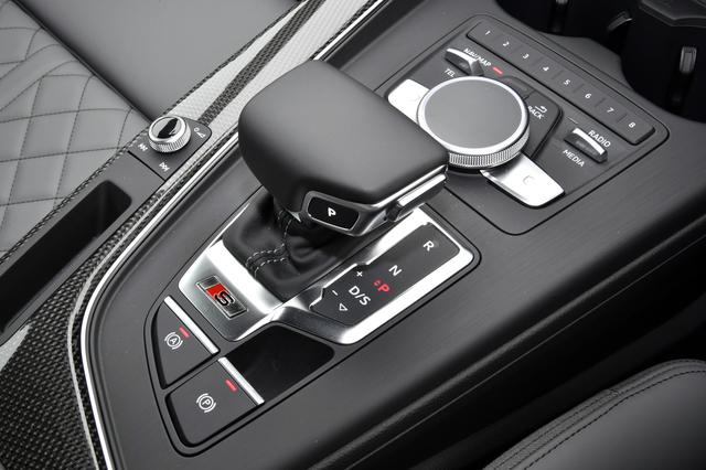 画像: トランスミッションは8速ティップトロニック(AT)。パドルシフトは標準装備。