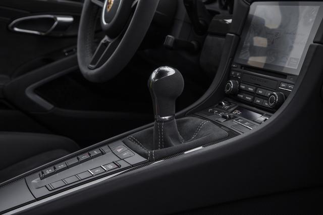 画像: ョートストロークシフトの6速GTスポーツマニュアルトランスミッションをオプションで用意する。