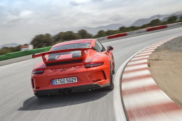 画像: そびえ立つカーボン製のリアウイング。車高は911カレラSより25mm低められる。