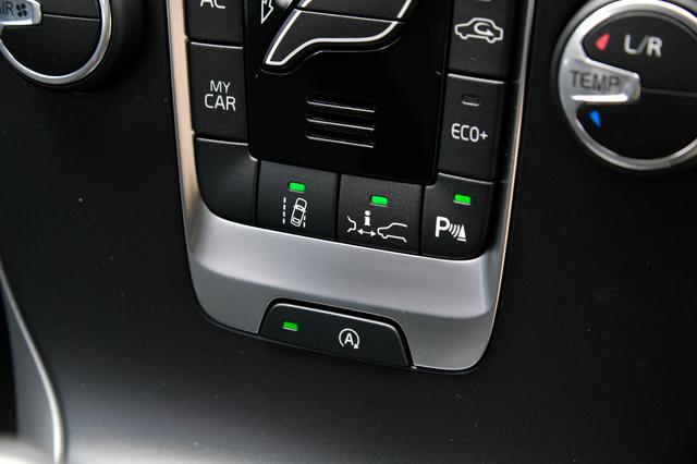 画像: 車間警告機能やレーンキーピングエイド、パークアシストなどの安全装備をインパネのボタンで切り替えることができる。