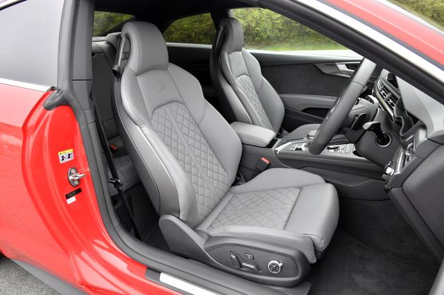 画像: 試乗車はレザーパッケージ仕様。オプションで23万円。