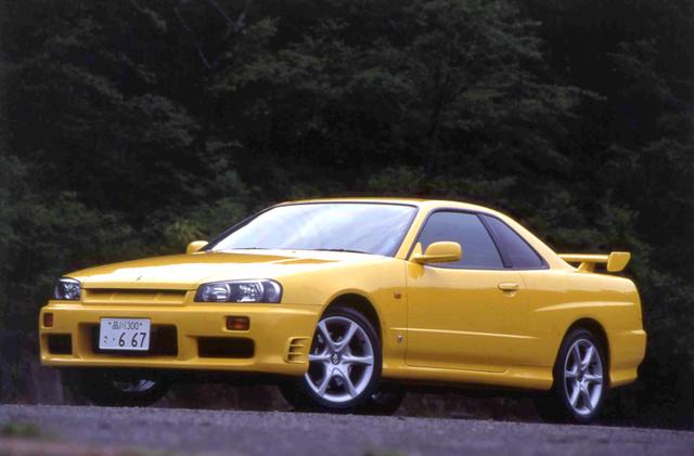 画像: R33での豪華・大型化からもう一度スポーツ方向へ振ったR34スカイライン。ホイールベースの短縮やボディ剛性の見直しが図られた。直6エンジンを搭載した最後のモデルとなった。