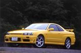 画像: R33での豪華・大型化からもう一度スポーツ方向へ振ったR34スカイライン。ホイールベースの短縮やボディ剛性の見直しが図られた。直6エンジンを搭載した最後のモデルとなった。