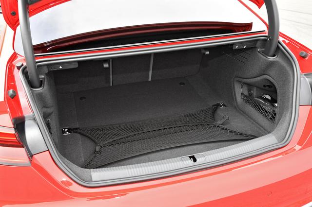 画像: 荷室容量はVDA式で465L。奥行きが広く、ゴルフバッグもすっぽり。
