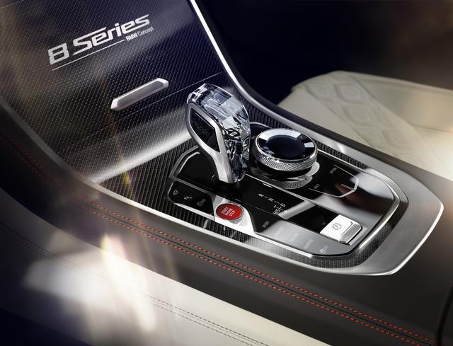 画像: シフトレバーとiDriveコントローラーは、スモーキーな輝きを放つスワロフスキーガラスで形作られている。表面には、宝石のような切子模様が刻まれていた。