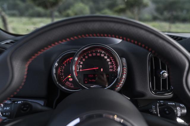 画像: 運転席の前には、速度計を中心に、左に半円形の回転計、右に燃料計が置かれている。