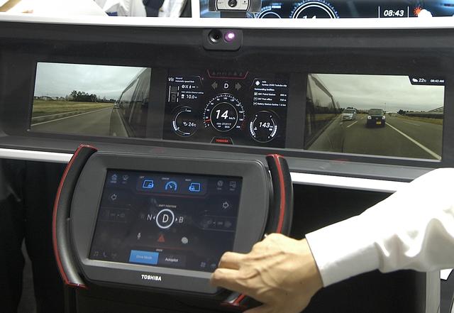 画像: 後方の車両認識は実はかなり難しい領域なのだそう。説明してくれたスタッフによれば、世界的に見ても東芝を除けば、オランダのテクノロジーカンパニー「モービルアイ」だけが実用化に成功しているらしい。