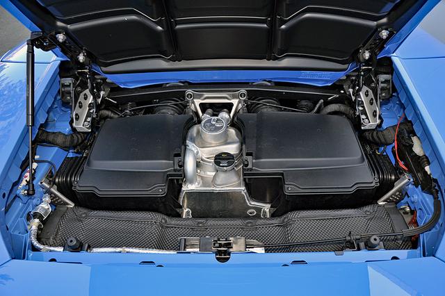 画像: 5.2LのV10エンジン本体は、ほとんど見えない。ミッションは7速DCTで、車名のとおり後輪のみを駆動する。