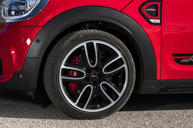 画像: 225/50R18が標準だが、試乗車はオプションのピレリPゼロ 225/45R19を装着。