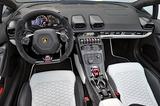 画像: インテリアも六角形のモチーフを多用。ステアリングにはウインカーやワイパーのスイッチをセット。