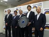 画像: 東海大学チーム監督の木村英樹教授(右から2番目)をはじめ、東海大ソーラーカーチームに技術協力を行うパナソニック(太陽電池モジュール)、東レ(炭素繊維)、ブリヂストン(タイヤ)の開発者が登壇、技術説明を行った。