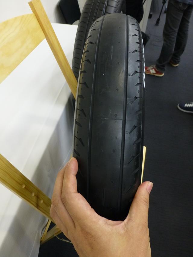 画像: ソーラーカー用タイヤの幅は90mm。2輪用タイヤのよう。空気圧は500kPaと、パンパン。