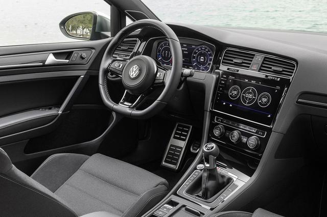 画像: センターコンソールの情報ディスプレイ“Sport HMI”にはブースト圧やGメーターなどが表示可能である。