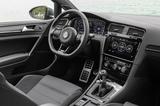画像: センターコンソールの情報ディスプレイ“Sport HMI”にはブースト圧やGメーターなどが表示可能である。