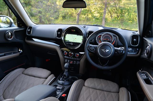画像: 新型MINIクロスオーバーのインパネ。丸形デザインはそのまま、クロームをふんだんに使い上質な空間だ。