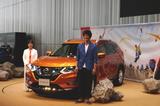 画像: 日産は、マイナーチェンジながら大々的に発表会を開催し、俳優の渡部豪太さん(右)と日産の専務執行役員 星野朝子氏(左)も登場した。