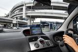 画像: GPS電波が届かず、自車位置がズレやすいこんな高架下でも、正確に自車位置を示してくれる。