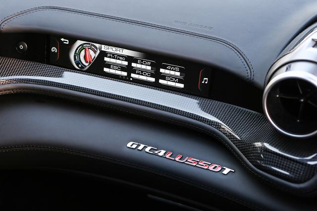 画像: 助手席側のダッシュボードには車両の状態を表すためのインフォメーションディスプレイが備わる。