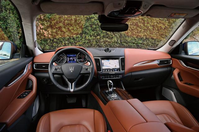 画像: AppleのCarPlayを搭載するインターフェイス。
