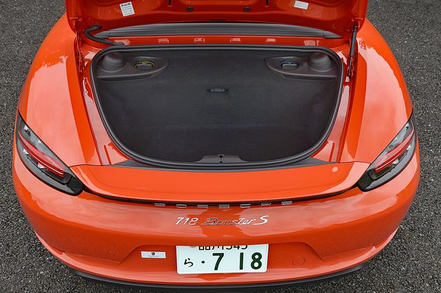 画像: リアのトランク容量は125L(クーペのケイマンは184L)。4気筒ターボのエンジンは、まったく見えない。