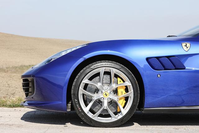 画像: ルッソTのホイールやタイヤサイズは6.3L V12 DOHCエンジン搭載のルッソと同一。
