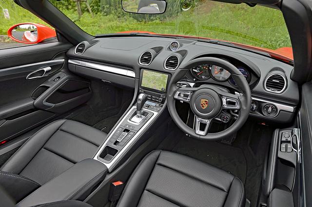 画像: ボクスター/ケイマンとも左/右ハンドルと6速MT/7速PDK(DCT)が選べる。撮影車は7速PDK。カーナビはオプション。