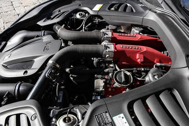 画像: ルッソTのV8ツインターボエンジンは広大なエンジンルームの後方に控え目に納まる。