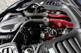 画像: ルッソTのV8ツインターボエンジンは広大なエンジンルームの後方に控え目に納まる。