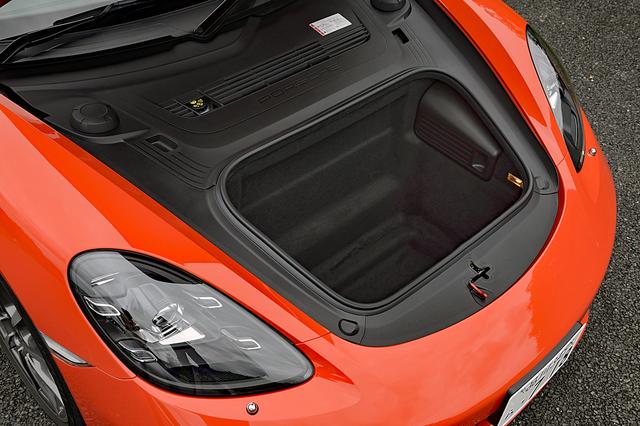 画像: フロントのトランク容量は150Lで、これはケイマンも同じ。深さも十分あるので、意外と使い勝手は高い。
