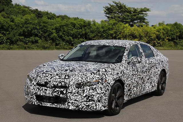 画像: アメリカン・ホンダが発表した次期アコードのプロトタイプ。上級グレードには、従来のV6に代わって2Lの直噴VTECターボエンジン+10速ATが搭載される。