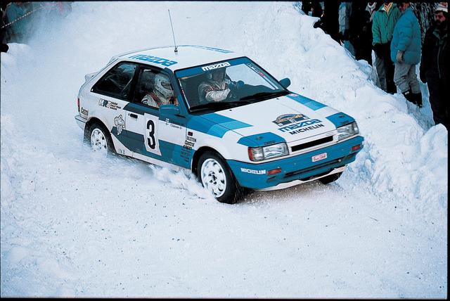 画像: 雪の中を疾走する、BF型ベースの Mazda 323 4WD GTX 。写真は上述のスウェディッシュラリー(1987年)でのひとコマ。