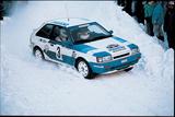 画像: 雪の中を疾走する、BF型ベースの Mazda 323 4WD GTX 。写真は上述のスウェディッシュラリー(1987年)でのひとコマ。