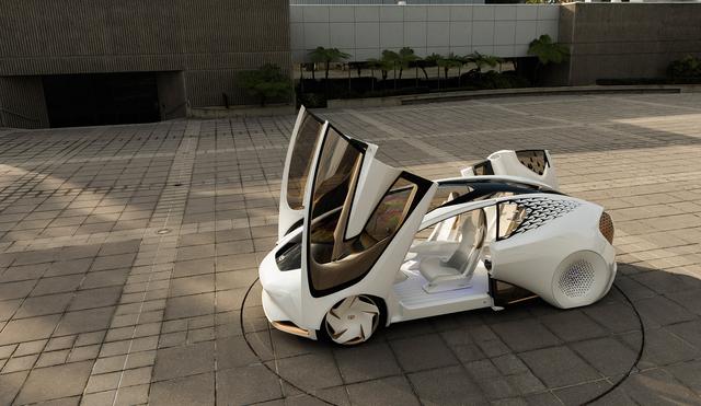 画像: 現段階でトヨタ的「つながるクルマ」の理想を体現しているのは、この「Concept-愛i」だろう。2017年CESで発表されたこのコンセプトカーは、AIによる密接なパートナーシップや、安全、安心といった移動の質を高めるエージェント技術など、モビリティのひとつの未来像を提案している。