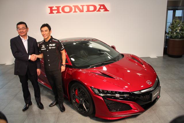 画像: ホンダの八郷社長(左)からNSXをプレゼントされた佐藤琢磨選手。